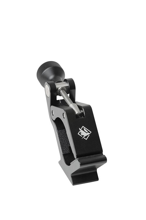 Le Universal Binocular Holder de GERMAN TACTICAL SYSTEMS s'adapte à presque tous les modèles de jumelles, offrant une image stable et un montage Arca-style.